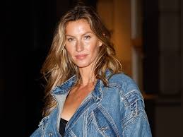Gisele Bündchen'in mankenlik yolculuğu, genç yaşta keşfedilmesiyle başladı. 13 yaşında Brezilya'da bir alışveriş merkezinde keşfedilen Bündchen, kısa süre sonra modellik dünyasına adım atmıştır. İlk kez 1996 yılında, Sao Paulo'da düzenlenen bir moda defilesine katılmıştır.