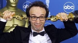 Roberto Benigni, İtalya'nın Tuscany bölgesindeki Castiglion Fiorentino kasabasında doğmuştur. Sinemaya olan ilgisi küçük yaşlarda başlamış, özellikle komedi ve tiyatro ile olan ilişkisi ilk adımlarını atmasında büyük bir rol oynamıştır. Roma'da tiyatro eğitimi aldıktan sonra, Benigni, kısa süre içinde İtalyan televizyonu ve sineması için önemli bir figür haline gelmiştir.