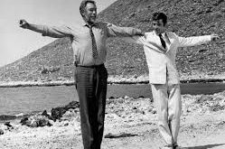 Anthony Quinn yalnızca bir oyuncu değil; aynı zamanda ressam, yazar ve tiyatro sanatçısıdır. Resim sergileri açmış, sanata olan ilgisini hayatı boyunca sürdürmüştür. Çok yönlü sanat anlayışı, onu klasik Hollywood yıldızlarından ayıran en önemli özelliklerden biri olmuştur.