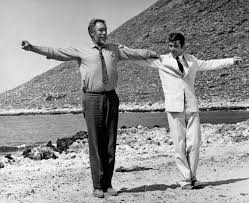 Anthony Quinn yalnızca bir oyuncu değil; aynı zamanda ressam, yazar ve tiyatro sanatçısıdır. Resim sergileri açmış, sanata olan ilgisini hayatı boyunca sürdürmüştür. Çok yönlü sanat anlayışı, onu klasik Hollywood yıldızlarından ayıran en önemli özelliklerden biri olmuştur.