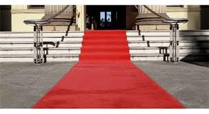 Televizyon yayınları, dijital platformlar ve sosyal medya sayesinde kırmızı halı seremonileri, dünya çapında milyonlarca izleyiciye ulaşır. Bu durum, seremonilerin etkisini yalnızca etkinlik alanıyla sınırlı olmaktan çıkarır.