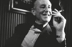 Ian Fleming özel hayatı, hem sanat hem de macera ile iç içe geçmiştir. Fleming, 1952’de Ann Charteris ile evlenmiş ve çiftin bir çocuğu olmuştur. İngiltere’de Goldeneye adlı bir malikanede yaşamış ve yazılarını burada sürdürmüştür.