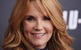 Lea Thompson, ilerleyen yıllarda kamera arkasına da geçmiştir. Switched at Birth, Star Trek: Picard, Young Sheldon ve The Goldbergs gibi popüler dizilerin bölümlerini yönetmiştir. Bu yönüyle, Hollywood’da kadın yönetmenlerin artan görünürlüğüne katkı sağlamıştır.