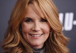 Lea Thompson, ilerleyen yıllarda kamera arkasına da geçmiştir. Switched at Birth, Star Trek: Picard, Young Sheldon ve The Goldbergs gibi popüler dizilerin bölümlerini yönetmiştir. Bu yönüyle, Hollywood’da kadın yönetmenlerin artan görünürlüğüne katkı sağlamıştır.