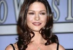 Catherine Zeta-Jones, 2000 yılında ünlü aktör Michael Douglas ile evlenmiştir. Çiftin bu evliliğinden iki çocukları bulunmaktadır. Hollywood’un en çok konuşulan ve en uzun soluklu evliliklerinden biri olarak gösterilen birliktelikleri, zaman zaman medyanın da gündeminde yer almıştır.
