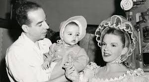 Vincente Minnelli, ünlü oyuncu Judy Garland ile evlenmiştir. Bu evlilikten dünyaca ünlü şarkıcı ve oyuncu Liza Minnelli dünyaya gelmiştir. Minnelli’nin sanatsal mirası, kızı Liza Minnelli aracılığıyla sahne sanatlarında devam etmiştir.