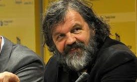 Emir Kusturica’nın sineması; Balkan kültürü, savaş, kimlik, özgürlük ve absürd mizah etrafında şekillenir. Filmlerinde müzik, hayvan figürleri ve kalabalık sahneler sıkça yer alır.