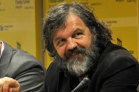 Emir Kusturica’nın sineması; Balkan kültürü, savaş, kimlik, özgürlük ve absürd mizah etrafında şekillenir. Filmlerinde müzik, hayvan figürleri ve kalabalık sahneler sıkça yer alır.