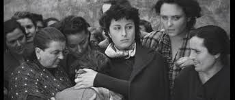 Sanat sineması, büyük ölçüde auteur sinema kavramıyla ilişkilidir. Auteur yaklaşımına göre film, yönetmenin kişisel dünyasının ve bakış açısının bir yansımasıdır. Bu nedenle sanat sinemasında yönetmen, filmin asıl “yaratıcısı” olarak görülür.