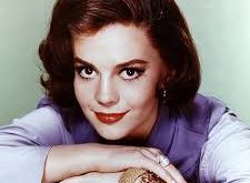 Natalie Wood, sadece güzelliğiyle değil, duygusal derinliği yüksek oyunculuğuyla da ön plana çıkmıştır. Çocuk oyunculuktan yetişkin rollere geçişi başarıyla gerçekleştiren nadir isimlerden biridir.