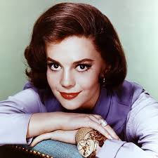 Natalie Wood, sadece güzelliğiyle değil, duygusal derinliği yüksek oyunculuğuyla da ön plana çıkmıştır. Çocuk oyunculuktan yetişkin rollere geçişi başarıyla gerçekleştiren nadir isimlerden biridir.