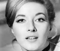 Daniela Bianchi özel hayatı, sanat ve moda ile iç içe geçmiştir. Sinema kariyerinin ardından daha sakin bir yaşamı tercih etmiş, medya ilgisinden uzak kalmıştır. Bianchi, kariyerinin büyük kısmını Avrupa sinemasında sürdürmüş ve oyunculuk dışında modellik ve televizyon projelerinde de yer almıştır.
