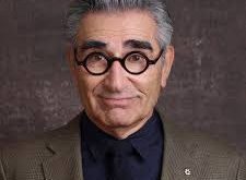 Eugene Levy, Kanada komedisinin uluslararası alanda tanınmasında kilit rol oynamış; aynı zamanda ailesel üretim modeli (oğlu Dan Levy ile birlikte çalışması) ile modern televizyon üretim anlayışına örnek olmuştur. Mizahı, alaycı olmaktan çok şefkatli ve insani bir tona sahiptir.