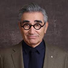 Eugene Levy, Kanada komedisinin uluslararası alanda tanınmasında kilit rol oynamış; aynı zamanda ailesel üretim modeli (oğlu Dan Levy ile birlikte çalışması) ile modern televizyon üretim anlayışına örnek olmuştur. Mizahı, alaycı olmaktan çok şefkatli ve insani bir tona sahiptir.