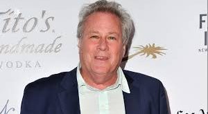 John Heard, yıldız oyuncu olma hedefinden çok, hikâyeye hizmet eden oyunculuk anlayışı ile tanınmıştır. Bu yaklaşım, onun uzun soluklu ve istikrarlı bir kariyer sürdürmesini sağlamıştır. Günümüzde pek çok oyuncu için John Heard, karakter oyunculuğunun başarılı bir örneği olarak gösterilmektedir.