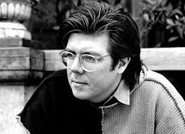 John Hughes, 6 Ağustos 2009 tarihinde New York’ta hayatını kaybetti. Ancak bıraktığı filmler, diyaloglar ve karakterler; popüler kültürde yaşamaya devam etmektedir.