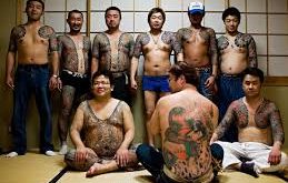 Japonya’da Yakuza, uzun yıllar boyunca yarı görünür bir yapı olarak var olmuştur. Ofisleri açıkça bilinen, kartvizit bastıran bu örgütler, devlet tarafından tamamen yok edilmek yerine kontrol altında tutulmaya çalışılmıştır.