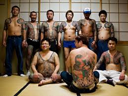 Japonya’da Yakuza, uzun yıllar boyunca yarı görünür bir yapı olarak var olmuştur. Ofisleri açıkça bilinen, kartvizit bastıran bu örgütler, devlet tarafından tamamen yok edilmek yerine kontrol altında tutulmaya çalışılmıştır.