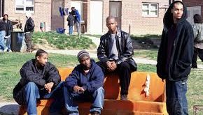 Filmografik açıdan The Wire, minimal ve işlevsel bir görsel dil kullanır. Sıcak ama aynı zamanda soğuk tonlar, şehir manzaraları ve dar mekânlar, Baltimore’un hem güzelliklerini hem de sertliğini yansıtır. Kamera hareketleri kontrollüdür; kurgu, anlatının karmaşıklığını anlaşılır kılacak şekilde düzenlenmiştir.