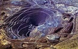 Nuruntau altın yatağı, Sovyetler Birliği döneminde, 1950’li yıllarda keşfedilmiştir. 1960’lı yıllardan itibaren endüstriyel ölçekte işletilmeye başlanan maden, zamanla genişletilmiş ve modern madencilik teknikleriyle geliştirilmiştir. Günümüzde maden, devlet destekli Navoi Mining & Metallurgical Company (NMMC) tarafından işletilmektedir.