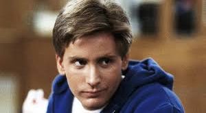 Emilio Estevez, hem oyuncu hem de yönetmen olarak çok yönlü bir kariyer inşa etmiştir. 1980’li yılların gençlik filmlerine damga vurmuş, ilerleyen yıllarda ise daha olgun ve sanatsal projelere yönelmiştir. Kendi soyadıyla başarı elde etmesi, onu Hollywood’da ayrıcalıklı bir konuma taşımıştır.