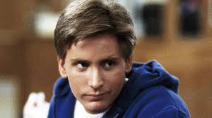 Emilio Estevez, hem oyuncu hem de yönetmen olarak çok yönlü bir kariyer inşa etmiştir. 1980’li yılların gençlik filmlerine damga vurmuş, ilerleyen yıllarda ise daha olgun ve sanatsal projelere yönelmiştir. Kendi soyadıyla başarı elde etmesi, onu Hollywood’da ayrıcalıklı bir konuma taşımıştır.