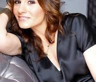 Kara DioGuardi, pop müziğin arka planındaki en güçlü kalemlerden biridir. Sahne önünde değil, sahne arkasında başarı elde ederek müzik endüstrisinde kalıcı bir yer edinmiştir. Yazdığı şarkıların duygusal derinliği ve ticari başarısı, onu sektörün en saygın söz yazarlarından biri haline getirmiştir.