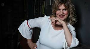 Debora Caprioglio, İtalyan sinemasında 1990’lı yılların simge isimlerinden biri olarak kabul edilir. Cesur sahneleri ve güçlü ekran duruşuyla dönemin dikkat çeken kadın oyuncularından biri olmuştur.