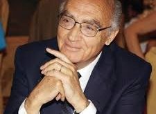 José Saramago’nun eserleri, sadece içerik değil, anlatım biçimi açısından da dikkat çeker. Anlatıcı, çoğu zaman tek bir cümleyle uzun paragraflar kurar ve noktalama işaretlerini minimal kullanır. Bu, okuyucuya farklı bir okuma deneyimi sunar.