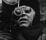 Sergio Corbucci, 6 Aralık 1927'de İtalya'nın Roma şehrinde doğdu. Genç yaşlarda sinemaya olan ilgisi artan Corbucci, sinema dünyasına adım atmadan önce senaryo yazarlığı yaptı. 1950'lerde İtalyan sinemasının yükselen yıldızları arasında yer aldı ve başta komedi türünde olmak üzere birçok farklı filmde yer aldı. Ancak, asıl çıkışını "Spaghetti Western" türündeki filmleriyle yapmıştır.