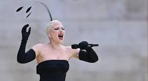 Lady Gaga, müzik kariyerine New York'ta genç yaşlarda başlamıştır. İlk albümü The Fame 2008 yılında yayımlandı ve dünya çapında büyük bir başarı yakaladı. Albümdeki "Just Dance" ve "Poker Face" gibi şarkılar, onu kısa sürede uluslararası bir yıldız haline getirdi.