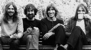 1985 yılı, Pink Floyd’un orijinal kadrosunun dağılmaya başladığı bir dönemdi. Grubun lideri Roger Waters, diğer grup üyeleriyle yaratıcı farklılıklar nedeniyle anlaşmazlık yaşamaya başladı. Bu süreç, 1985'te grubun dağılışına yol açtı. Ancak Pink Floyd, zaman zaman yeniden birleşti ve 2005 yılında Londra Live 8 konserinde bir araya geldi. Bu, grubun hayranları için unutulmaz bir anı oldu.
