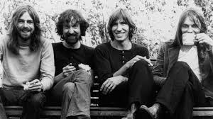 1985 yılı, Pink Floyd’un orijinal kadrosunun dağılmaya başladığı bir dönemdi. Grubun lideri Roger Waters, diğer grup üyeleriyle yaratıcı farklılıklar nedeniyle anlaşmazlık yaşamaya başladı. Bu süreç, 1985'te grubun dağılışına yol açtı. Ancak Pink Floyd, zaman zaman yeniden birleşti ve 2005 yılında Londra Live 8 konserinde bir araya geldi. Bu, grubun hayranları için unutulmaz bir anı oldu.