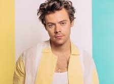 Harry Styles, solo kariyerinde müziğiyle olduğu kadar sahne performansları ve tarzıyla da dikkat çekti. 2019’da yayımlanan ikinci albümü “Fine Line” ile büyük bir başarıya imza atarak, dünya çapında müzik listelerinde zirveye yerleşti. Albümdeki şarkılar, hem duygusal hem de enerjik bir tavırla dinleyicilerine hitap etti.