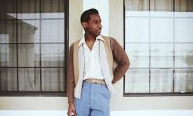 Leon Bridges, Teksas’ın Fort Worth şehrinde doğmuş ve burada büyümüştür. Genç yaşlarda müziğe olan ilgisini keşfeden Bridges, gospel ve soul müzikle tanışarak bu türlerde kendini geliştirmeye başlamıştır.