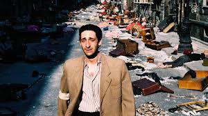 "Piyanist", vizyona girmesinin ardından hem eleştirmenlerden hem de izleyicilerden büyük övgü almıştır. Film, 2002 yılı Palme d'Or ödülünü kazanırken, Adrien Brody’nin performansı da büyük takdir toplamıştır. Oscar'larda En İyi Erkek Oyuncu ve En İyi Yönetmen ödüllerinin yanı sıra, film toplamda 3 Oscar kazanarak büyük bir başarıya imza atmıştır. Ayrıca, Golden Globe ve BAFTA ödüllerinde de ödüller kazanmıştır.
