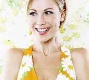 Desi Lydic’ın komedi tarzı, enerjik, mizahi ve bazen alaycıdır. Güncel olayları ele alırken, toplumsal sorunları da eğlenceli bir biçimde işler. Özellikle, toplumsal eşitsizlikler, cinsiyet rolleri ve kültürel farklılıklar gibi konularda yaptığı hicivli yorumlarla dikkat çeker. Lydic’in komedi tarzı, izleyicilerine sadece güldürmeyi değil, aynı zamanda düşündürmeyi de amaçlamaktadır.