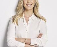 Molly McQueen, özel hayatını göz önünde yaşamamayı tercih eden sanatçılar arasındadır. Sosyal medyada ve basında sınırlı şekilde yer alması, onun daha çok işiyle anılmasını sağlamıştır. Sanata olan bağlılığı ve üretkenliği, kariyerinin merkezinde yer almaktadır.