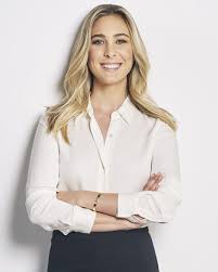 Molly McQueen, özel hayatını göz önünde yaşamamayı tercih eden sanatçılar arasındadır. Sosyal medyada ve basında sınırlı şekilde yer alması, onun daha çok işiyle anılmasını sağlamıştır. Sanata olan bağlılığı ve üretkenliği, kariyerinin merkezinde yer almaktadır.