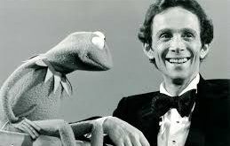 Joel Grey, 11 Nisan 1932’de Cleveland, Ohio’da doğmuştur. Müzik ve sahneye olan ilgisi, erken yaşlarda başlamış ve genç yaşta sahneye çıkmaya başlamıştır. Grey’in ailesi de sanata yakın bir aileydi; babası, eski bir tiyatro sanatçısıydı, bu da Joel’in sanat dünyasına adım atmasında etkili olmuştur.