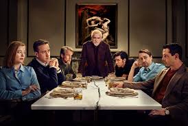 Succession, medya imparatorluğu sahibi Logan Roy (Brian Cox) ve onun aile üyelerinin güç mücadelesini anlatır. Logan Roy, yıllardır medya endüstrisinde büyük bir etkiye sahip olan, acımasız ve manipülatif bir patron olarak tanınır.