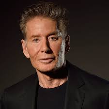 Calvin Richard Klein, 19 Kasım 1942'de New York'ta doğdu. Yahudi kökenli bir aileden gelen Klein, genç yaşlarda sanat ve tasarımla ilgilenmeye başlamış ve Fashion Institute of Technology'de eğitim almıştır.