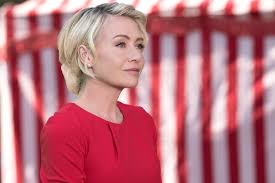 Portia Lee James DeGeneres, 31 Ocak 1973’te Avustralya'nın Geelong şehrinde dünyaya gelmiştir. Asıl ismi Portia Lee James, ancak sanat dünyasında tanınmaya başladıktan sonra “Portia de Rossi” adını kullanmaya başlamıştır. Küçük yaşlardan itibaren oyunculuğa ilgi duyan Portia, Avustralya'da tiyatro ve televizyon oyunculuğuna yönelmiş, Hollywood’a adım atmadan önce yerel yapımlarda rol almıştır.