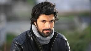 Engin Akyürek, ilk olarak Ankara Üniversitesi Dil ve Tarih Coğrafya Fakültesi'nde Tiyatro eğitimi alarak oyunculuk yolundaki ilk adımlarını atmıştır. Üniversite yıllarında tiyatroya olan ilgisi, onu oyunculuk kariyerine yönlendirmiştir.