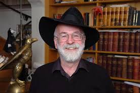 Terry Pratchett, ilk eserlerini çocuk kitapları ve bilimkurgu türünde yazmaya başlamış olsa da, gerçek ününü Diskdünya serisiyle kazandı. 1983 yılında yayımlanan "The Colour of Magic" adlı ilk kitap, yazarın edebiyat kariyerinde bir dönüm noktasıydı. Bu kitap, fantastik bir dünya üzerinde geçen mizahi bir macerayı konu alıyordu ve Pratchett’ın eşsiz üslubunu, zeka dolu esprilerini ve toplumsal eleştirilerini barındırıyordu.