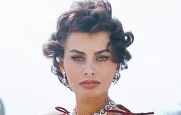 Sophia Loren, aktif oyunculuk kariyerini büyük ölçüde tamamlamış olsa da, sinema dünyasında hâlâ saygıyla anılan bir figürdür. Biyografiler, belgeseller ve retrospektif gösterimlerle yeni kuşaklara ilham vermeye devam etmektedir.