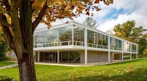 20. yüzyıl modern mimarlığı tek bir doğrusal akım değildir; aksine farklı ideallerin ve çelişkilerin iç içe geçtiği bir düşünsel alandır. Le Corbusier, Bauhaus ve Mies van der Rohe, bu alanın üç temel ama farklı yönünü temsil eder.