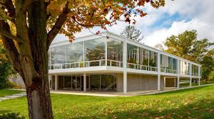 20. yüzyıl modern mimarlığı tek bir doğrusal akım değildir; aksine farklı ideallerin ve çelişkilerin iç içe geçtiği bir düşünsel alandır. Le Corbusier, Bauhaus ve Mies van der Rohe, bu alanın üç temel ama farklı yönünü temsil eder.