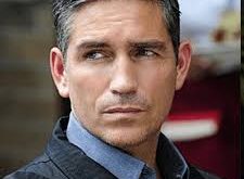 James Caviezel, televizyon kariyerinde en büyük başarıyı Person of Interest dizisinde canlandırdığı John Reese karakteriyle yakalamıştır. Dizi, teknolojik gözetim, adalet ve etik temalarıyla geniş bir izleyici kitlesine ulaşmış; Caviezel’in karizmatik ve kontrollü oyunculuğu dizinin başarısında önemli rol oynamıştır.