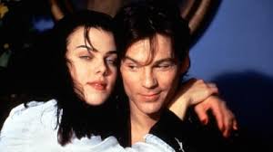 Oyunculuğun yanı sıra Steve Antin yönetmen ve senarist olarak da tanınır. 2010 yapımı Burlesque filminde yönetmen ve senarist olarak görev almış; film, başrolde Christina Aguilera ve Cher gibi ünlü isimleri buluşturmuştur. Bu yapım, Antin’in sinemadaki yaratıcı vizyonunu ve modern müzikal sinemaya katkısını gözler önüne sermektedir.